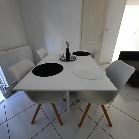 Le-Bon-Appart De Plain-Pied Avec Terrasse Auxonne Exterior photo